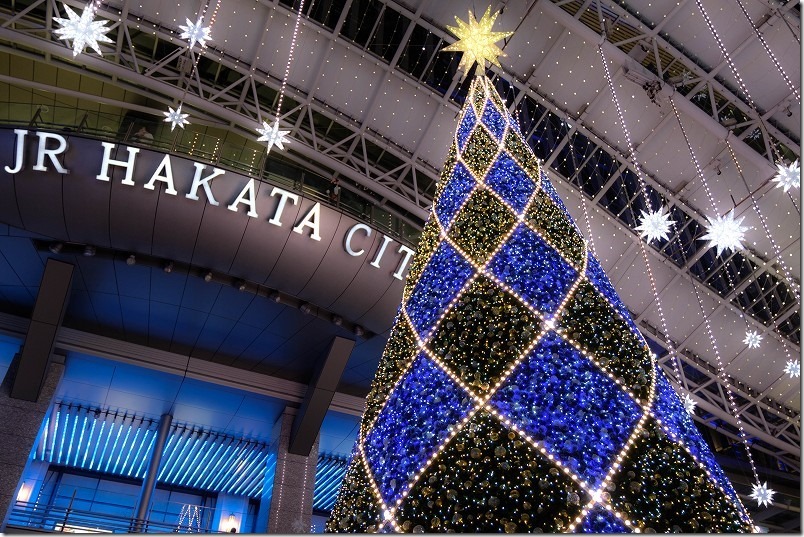 JR博多駅前広場のクリスマスマーケットのクリスマスツリー