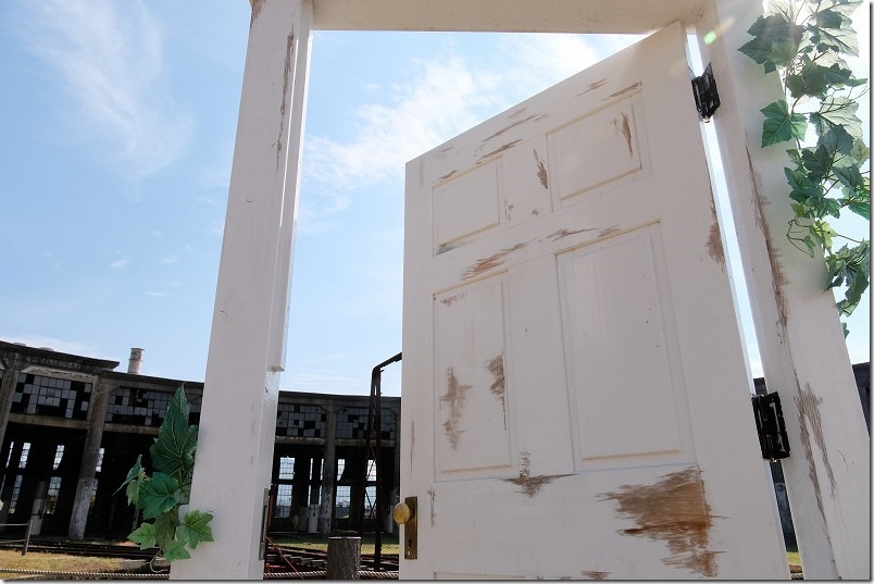 「すずめの戸締まり」の扉、大分、豊後森機関庫
