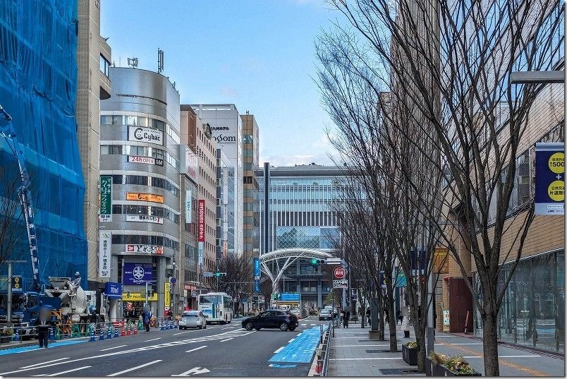 博多駅から櫛田神社まで徒歩で、博多駅前通りを進む