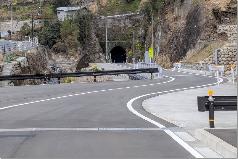 釈迦岳トンネルの岩屋入口。湧水の湧くトンネル