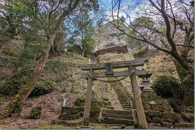 岩屋神社の本殿。石段を登る