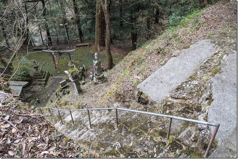 岩屋神社、本殿へ登る石段