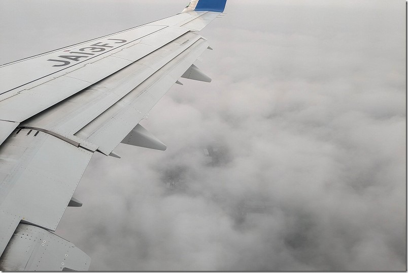FDAで小牧空港へ着陸態勢。雲間に名古屋近郊市街