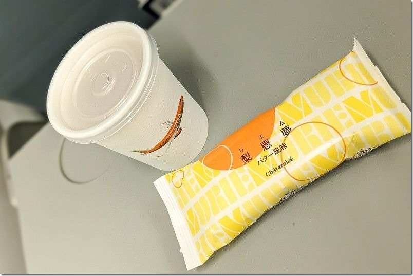 FDAの機内サービスのコーヒーとお菓子