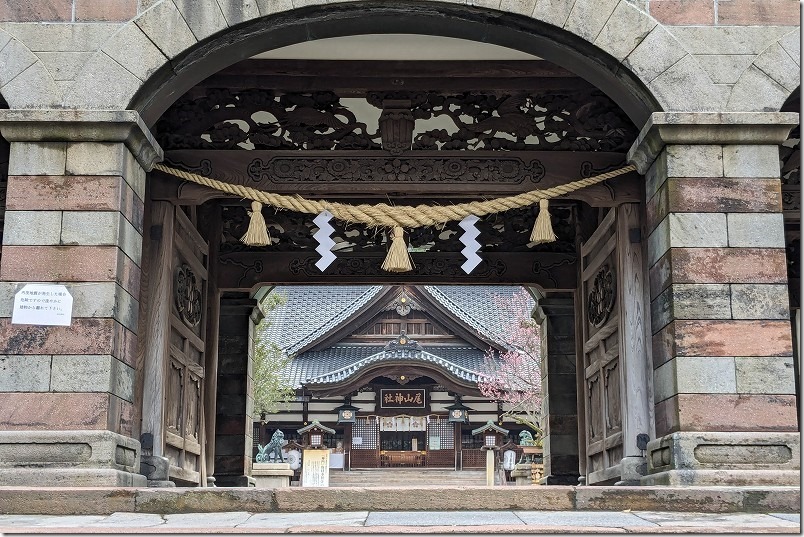 金沢、尾崎神社を参拝、神門と拝殿