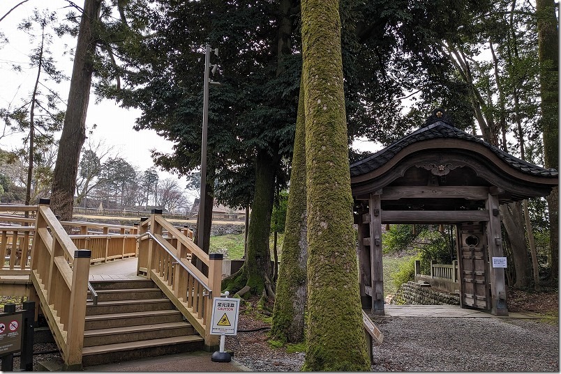 尾崎神社から金沢城公園へ渡る