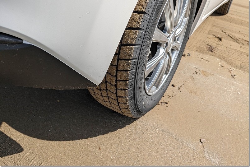 千里浜なぎさドライブウェイの砂。タイヤが埋まらない