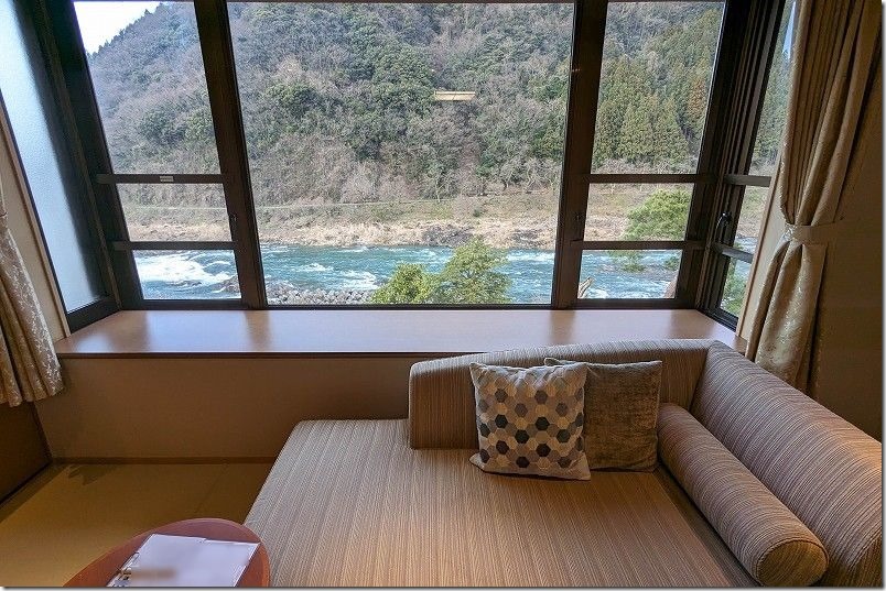 「ゆめつづり」の部屋。川を眺められるソファー