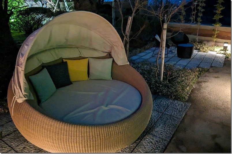 「ゆめつづり」の庭のソファー、クッション