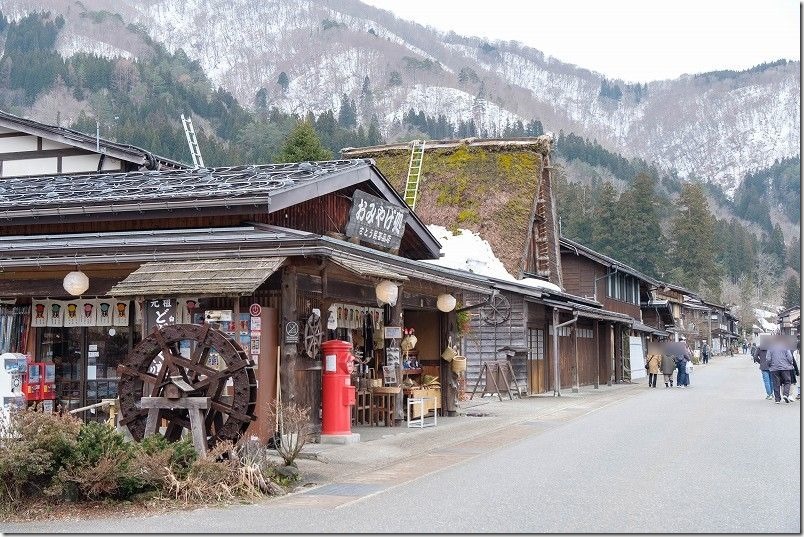 和田家から白川八幡神社までメイン通りはお土産屋多数