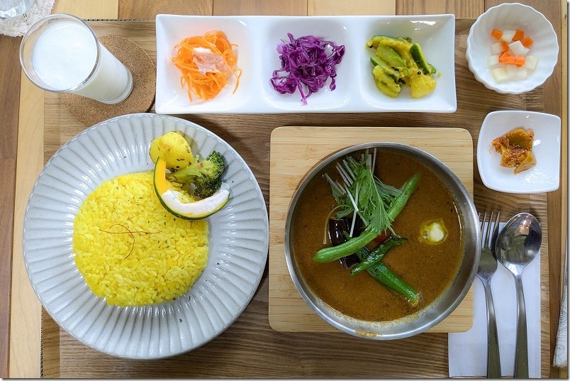 ハニースパイスカフェのカレー。野菜たっぷりバターチキンカレー