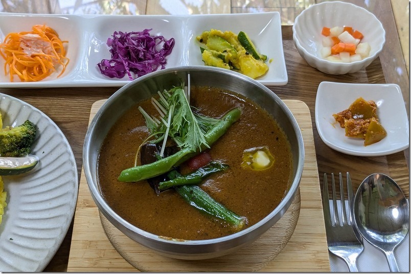 ハニースパイスカフェのカレー。夏野菜たっぷりバターチキンカレー