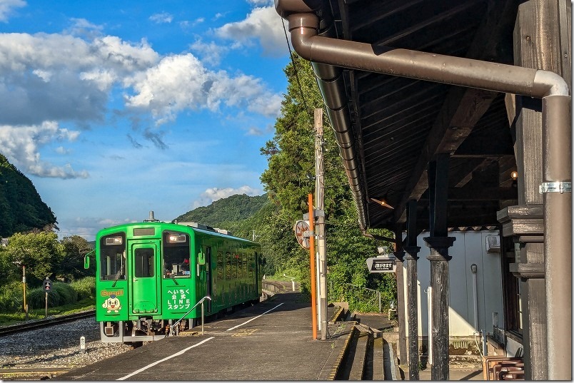 油須原駅へ停車する平成筑豊鉄道の列車