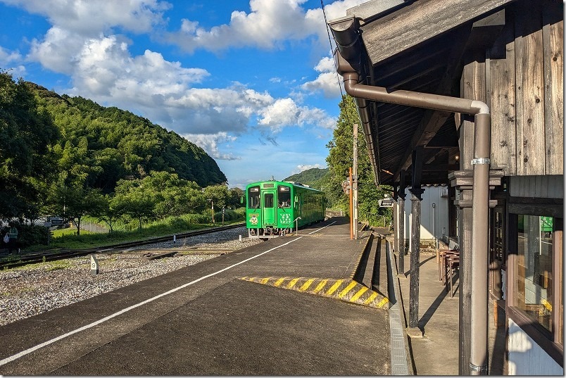 油須原駅へ到着する平成筑豊鉄道の列車