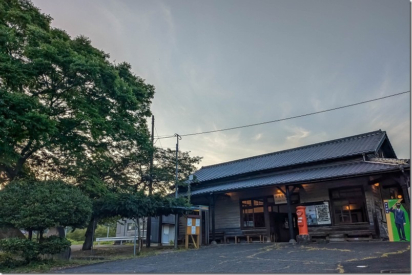 夕闇に染まり夜の帳が下りるころの油須原駅