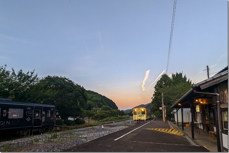 油須原駅で夕闇の中で離合していく列車「黒銀」