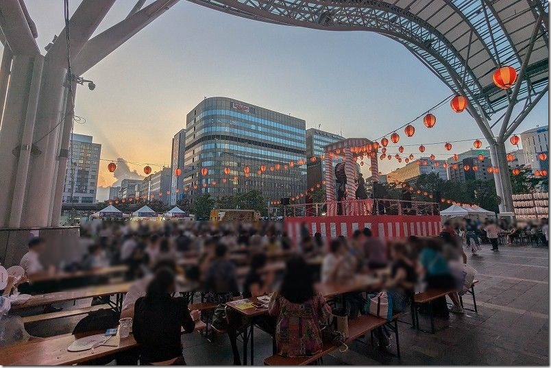 はかた夏まつり（JR博多駅前広場）の会場・座る場所