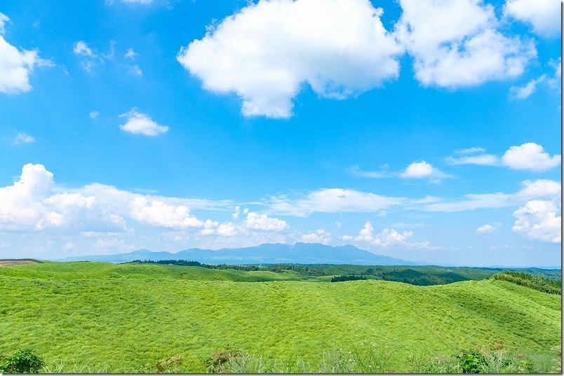 箱石峠展望所から「くじゅう連山」と広大な草原を見渡す