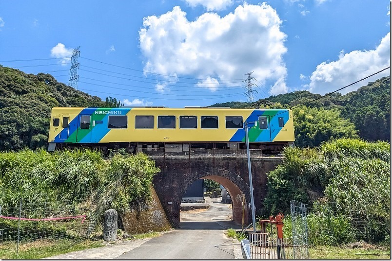 崎山のレンガ製架道橋の上を走る平成筑豊鉄道の列車