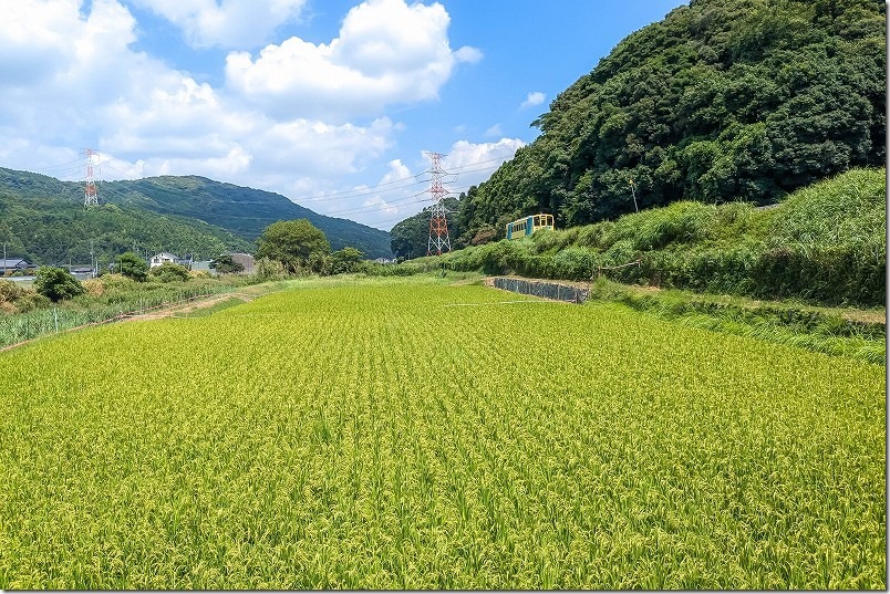 崎山のレンガ製架道橋付近を走る平成筑豊鉄道の列車