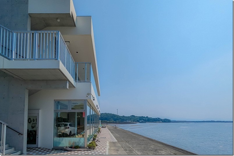 真玉海岸の「そばカフェ ゆうひ」と海