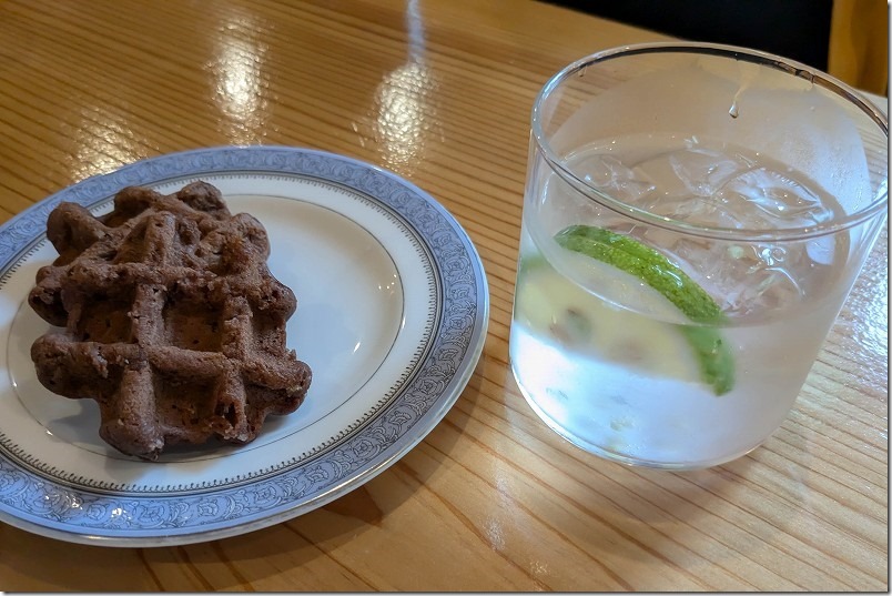 別府 風雅 昼間のカフェラウンジのカボス焼酎とワッフル