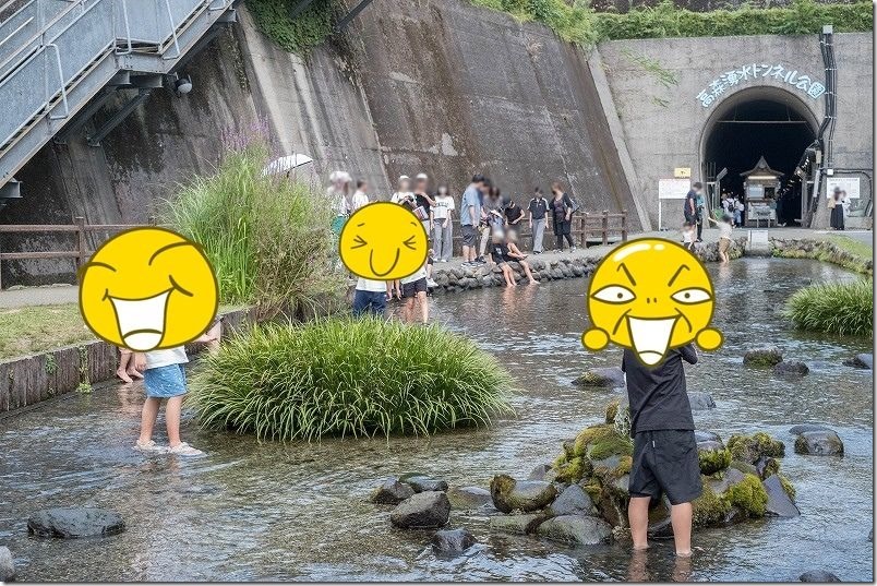 高森湧水トンネル公園で水遊び。湧水池