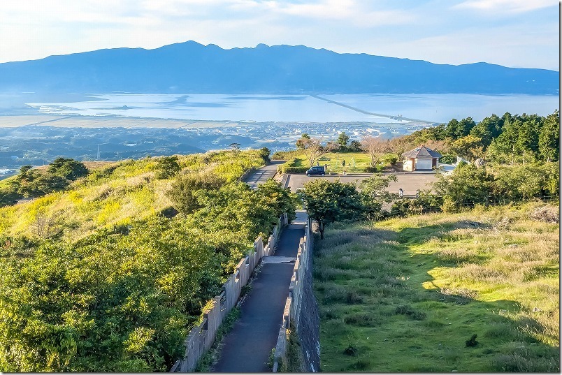 「牧場の里あづま」の展望台からの眺め（諫早湾干拓堤防道路を眺む）