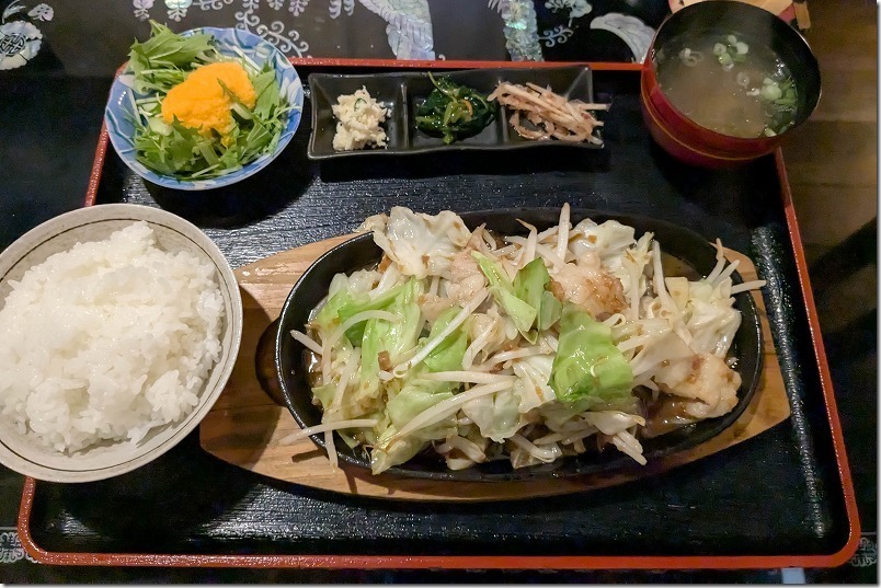 古民家カフェ「もんじんこ」の1000円ランチ。ホルモンのスタミナ鉄板焼き定食