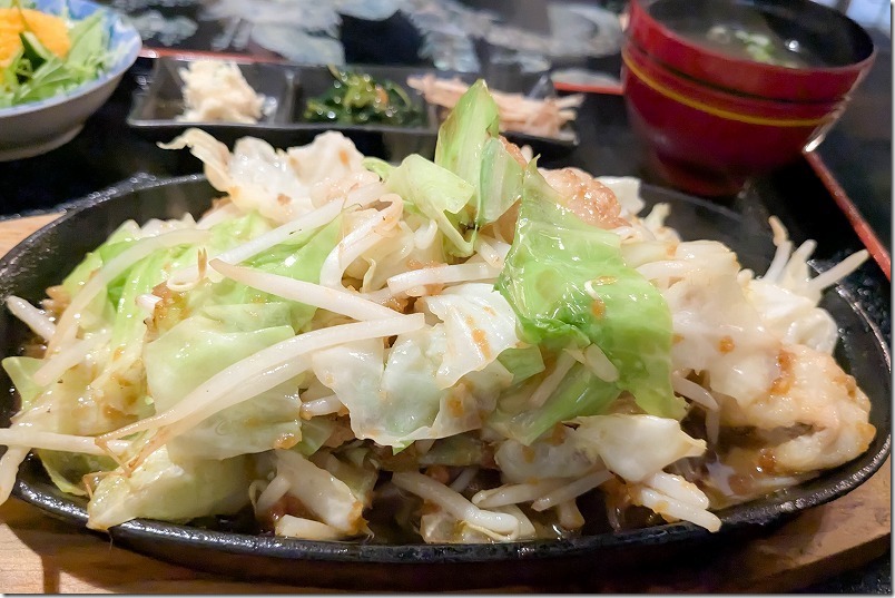 古民家カフェ「もんじんこ」の1000円ランチ。ホルモンのスタミナ鉄板焼き定食