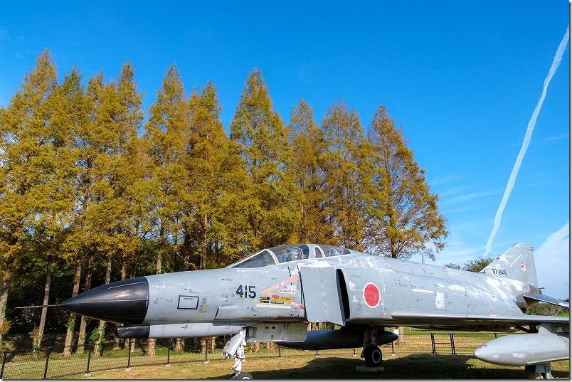 メタセの杜のF4戦闘機（F4EJ改）とメタセコイヤと飛行機雲