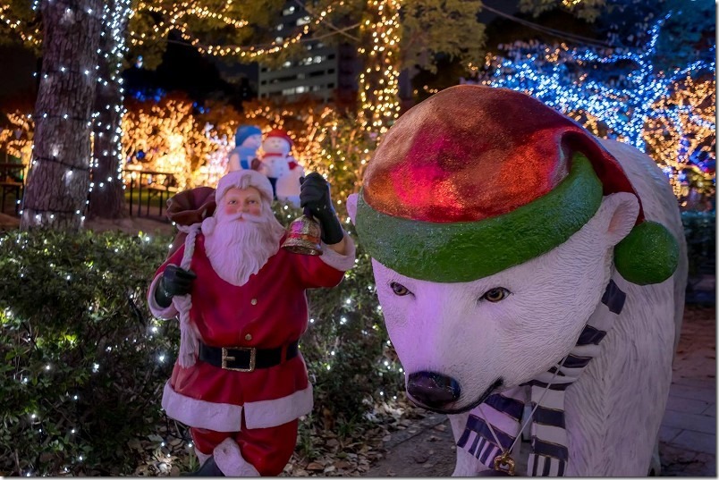 天神中央公園のサンタとクマのイルミネーション