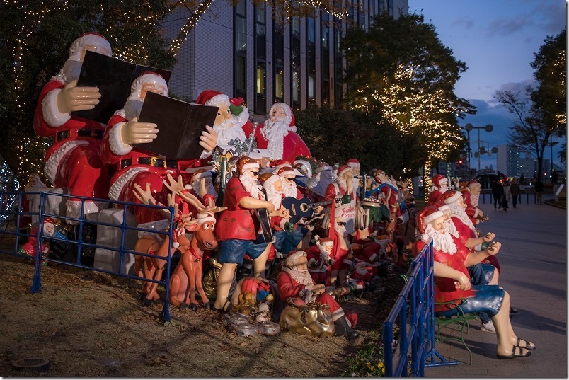 貴賓館前広場のクリスマスマーケットの大きなサンタ達（天神から中洲）