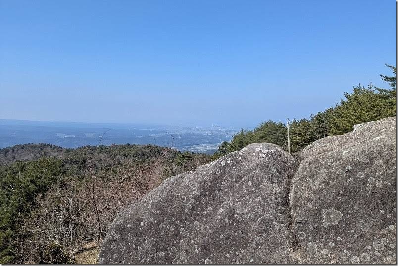 八面山 夕日を望む丘の巨石