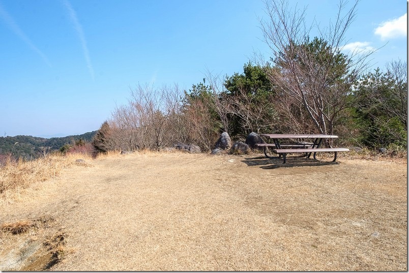 八面山 地球が丸く見える丘のベンチ、テーブル