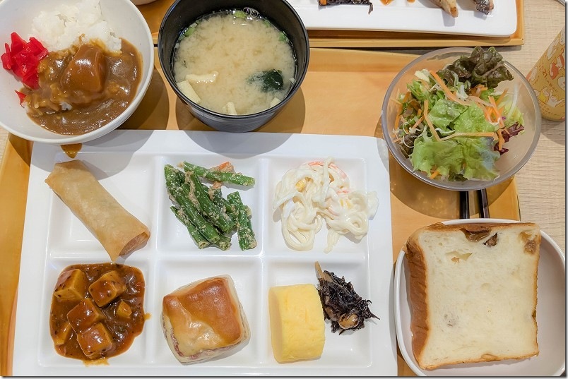 スーパーホテル 鳥取駅前 朝食 バイキング おかず、パン、カレー、サラダ