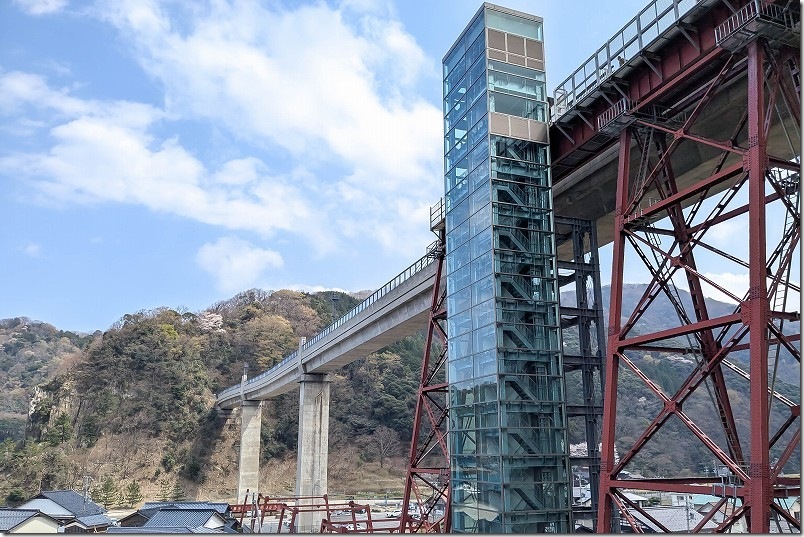 余部鉄橋下から展望撮影スポットまでの道 途中で家並みと鉄橋