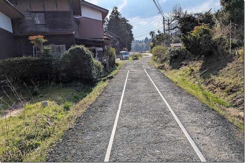 旧国鉄倉吉線廃線跡 線路跡 大久寺まえ付近 道路に埋まる線路