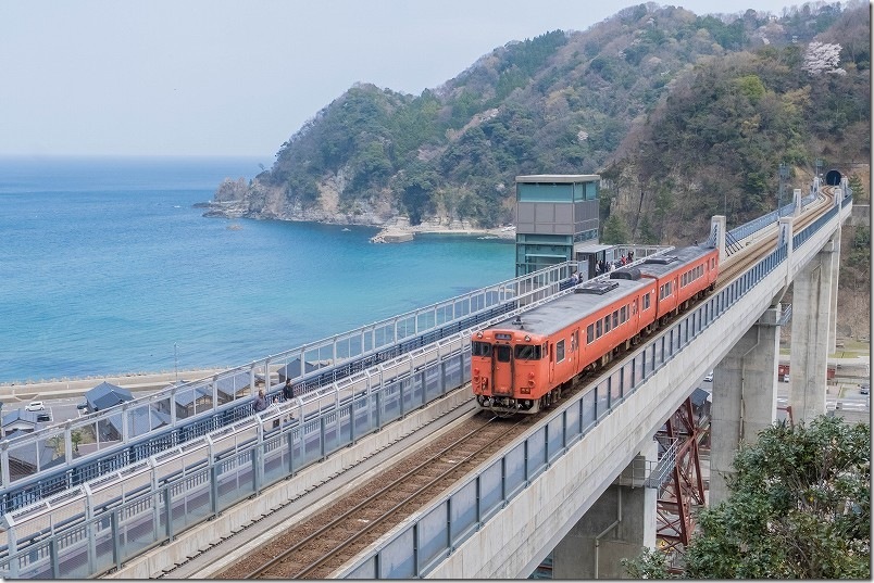 余部鉄橋を渡る列車と海を見下ろせる撮影スポット