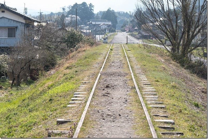 旧国鉄倉吉線廃線跡 観光案内所から線路跡のレールと道路