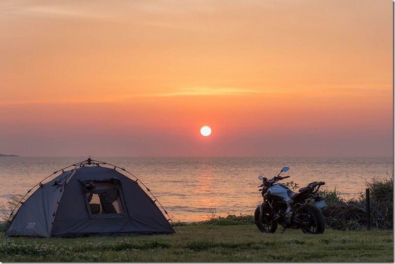 toto・ん・トコ キャンプ場 の 夕日【19:10 toto・ん・トコのキャンプ場 夕日とテントとバイク】
