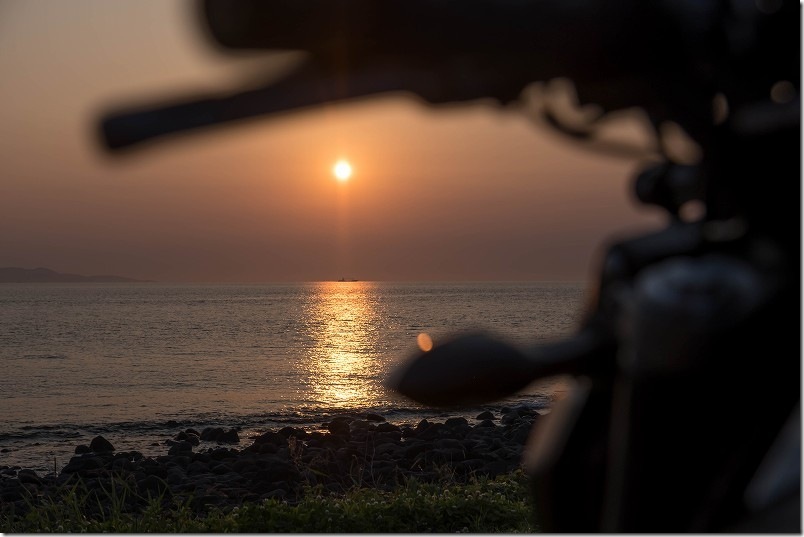 toto・ん・トコ キャンプ場 の 夕日【19:10 toto・ん・トコのキャンプ場 夕日とバイク】