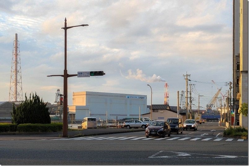 小倉駅 北口を出て徒歩約10分、国道199号線の浅野三丁目交差点（工場夜景の入口）