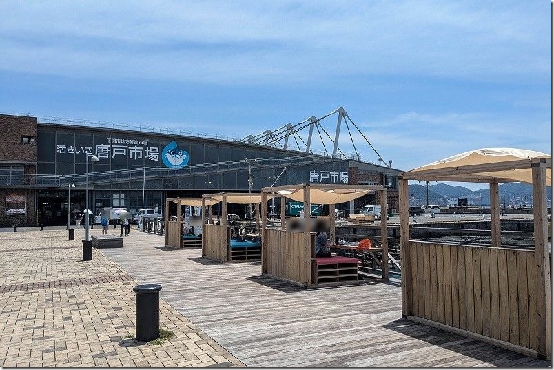 唐戸市場で買った物を食べる場所 屋根付き港側の木製ベンチ【プライベート感あり】