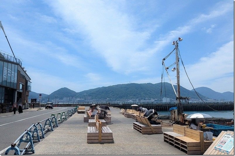 唐戸市場で買った物を食べる場所 港側の木製ベンチ【プライベート感あり】
