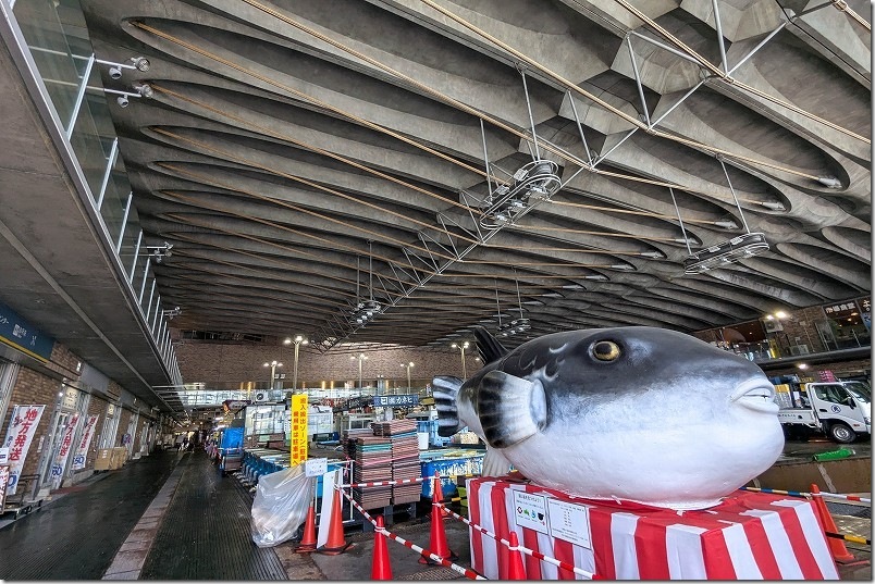 下関 唐戸市場の中 入った所