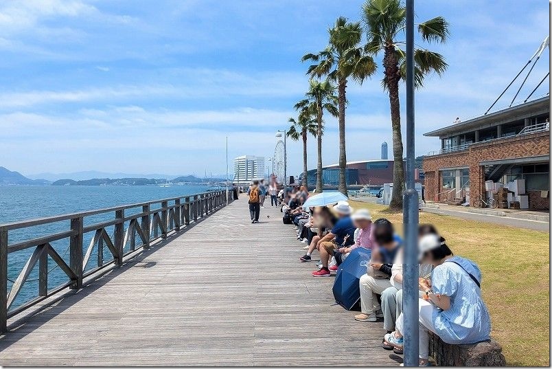 唐戸市場で買った物を食べる場所 関門海峡横の遊歩道【海横で眺め最高】