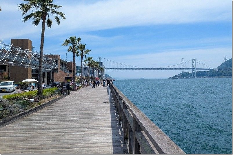 唐戸市場で買った物を食べる場所 関門海峡横の遊歩道【海横で眺め最高】