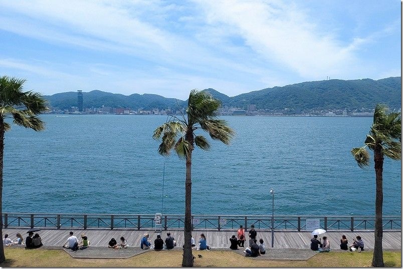 唐戸市場で買った物を食べる場所 屋上の芝生広場【海を眺められ人が少なめの場所】