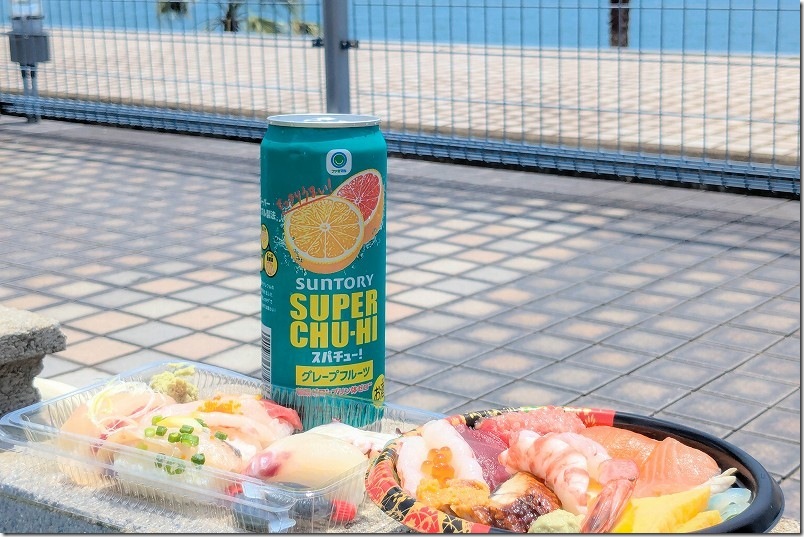 唐戸市場 屋上の芝生広場で海鮮丼とお寿司を頂く。アルコールはコンビニ